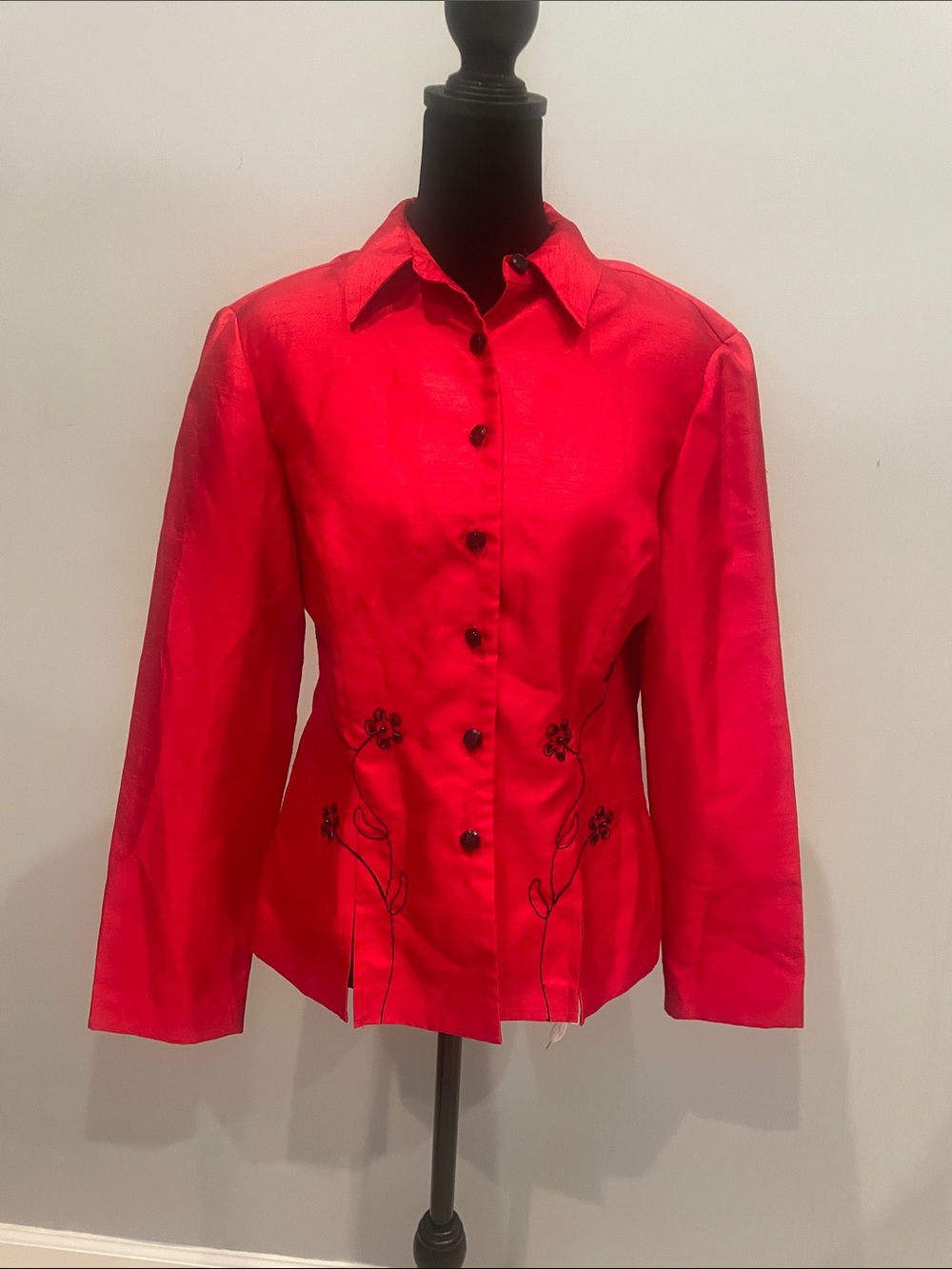 Red Women's Button-Up blouse  with Floral Embroidery in black size 8